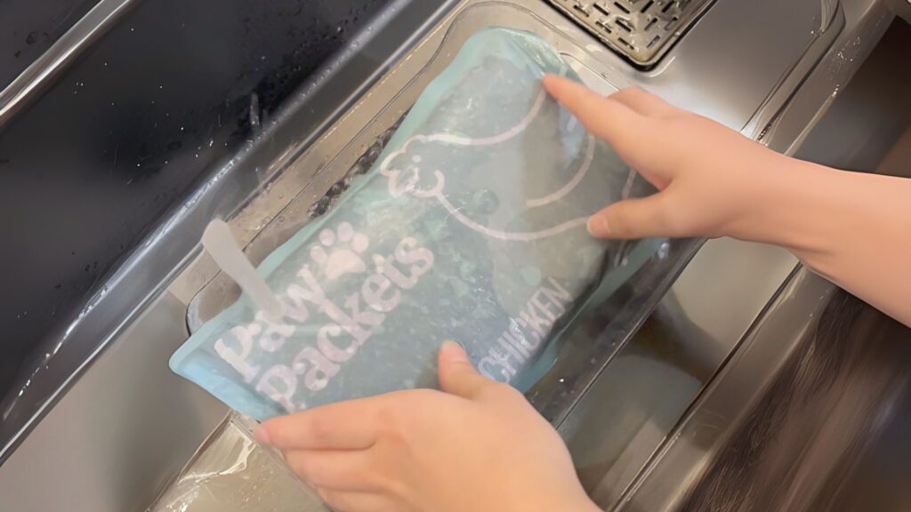 cara mencairkan raw food untuk anjing dengan aman